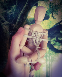Gefessete Puppe in der Hand
